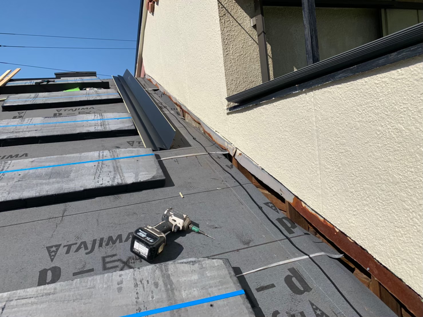 板金で隣同士の屋根の境目を施工